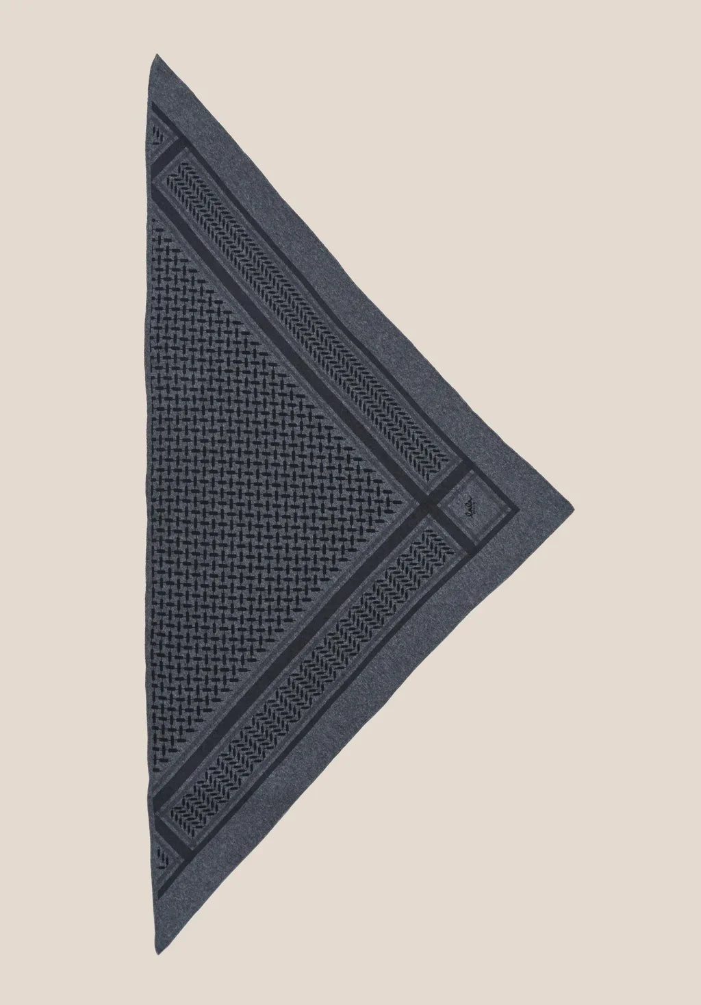 Triangle Trinity Classic M fra&nbsp;Lala Berlin er et eksklusivt trekantet tørklæde i 100% cashmere.