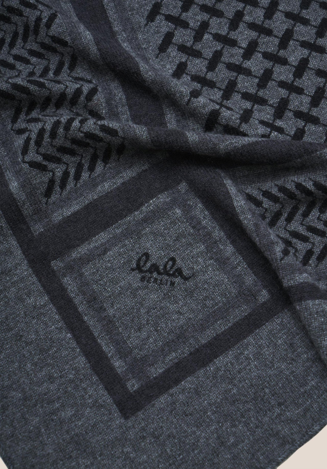Lala Berlin - Cashmere tørklæde - Lubecca Dark Grey Melange - Trinity Classic M - sss - Stilkompagniet.dk
