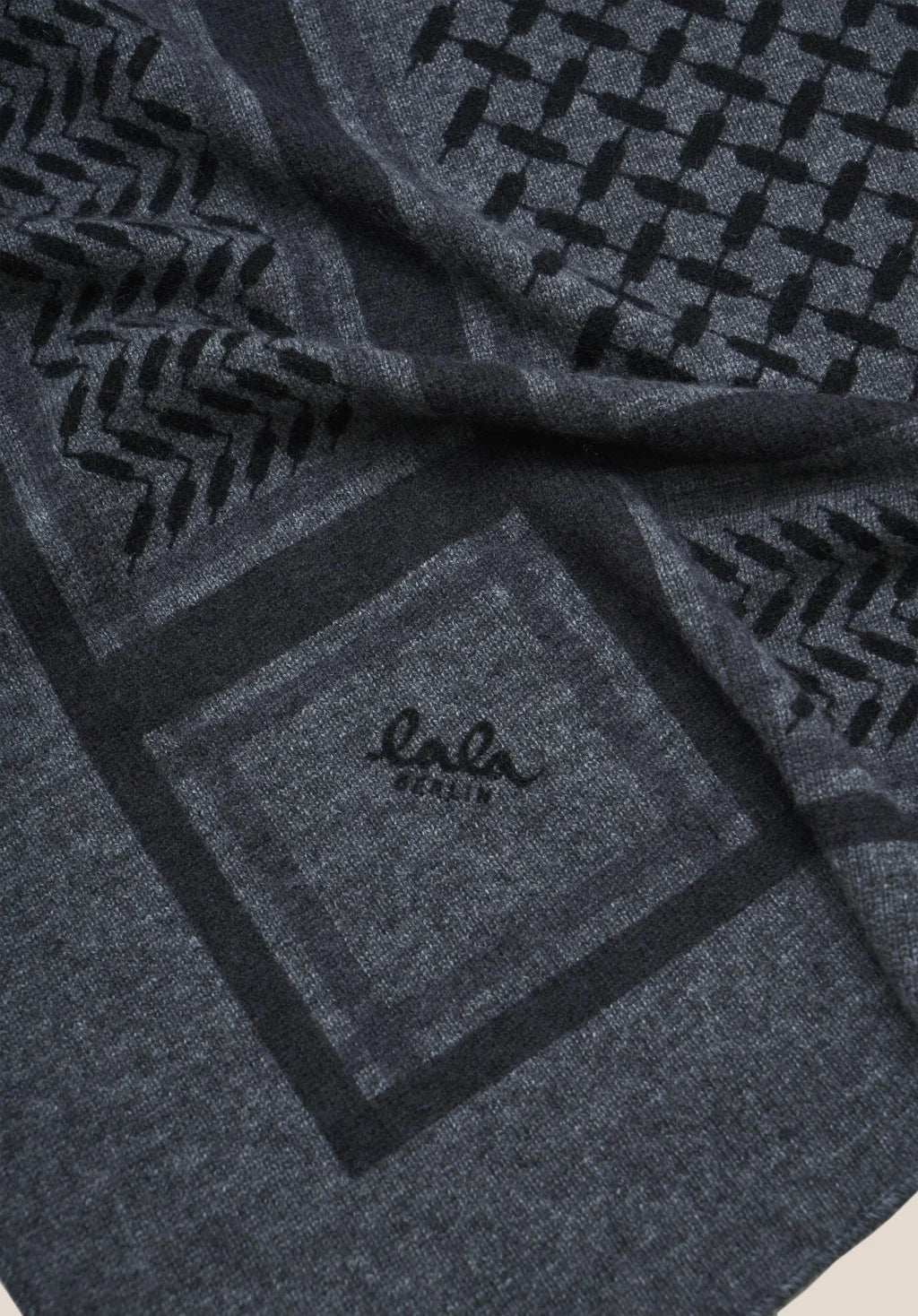 Triangle Trinity Classic M fra&nbsp;Lala Berlin er et eksklusivt trekantet tørklæde i 100% cashmere.