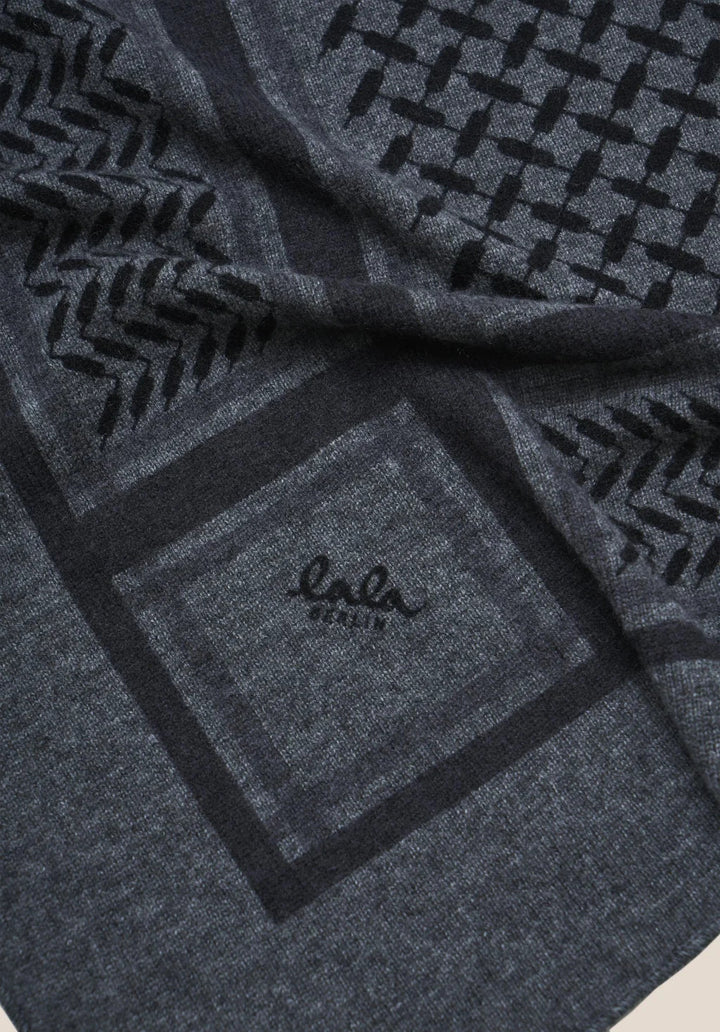 Triangle Trinity Classic M fra&nbsp;Lala Berlin er et eksklusivt trekantet tørklæde i 100% cashmere.