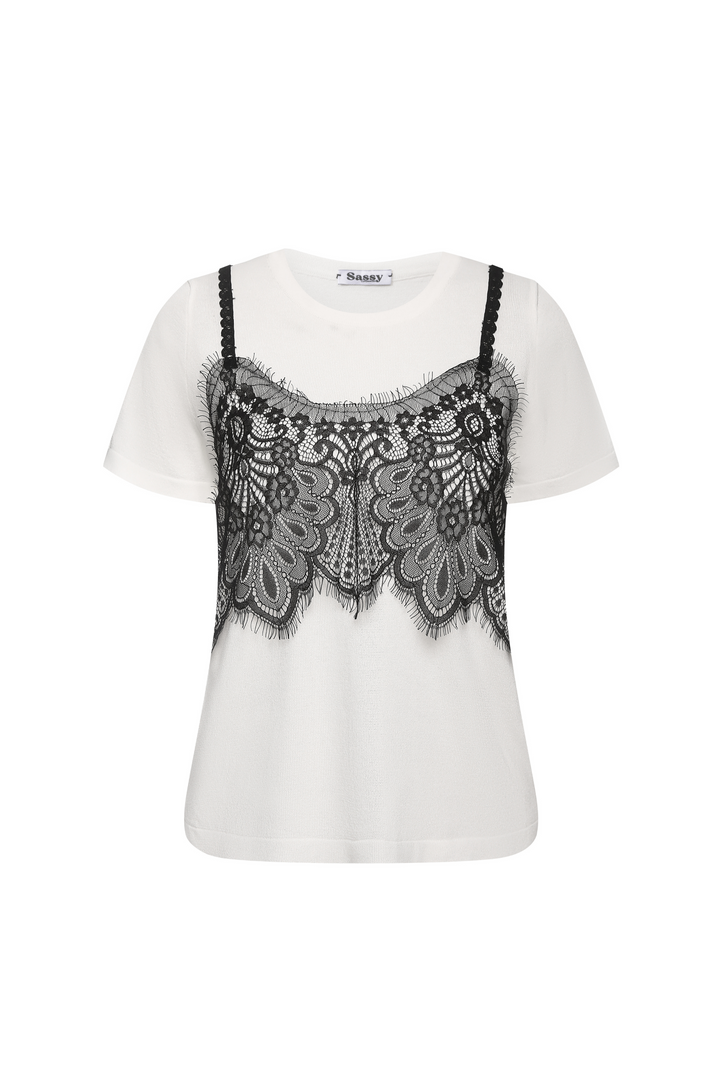 Hvid Trine T-shirt fra Sassy med korte ærmer, rund hals og dekorative sorte blonder foran. Onesize i 100% polyester