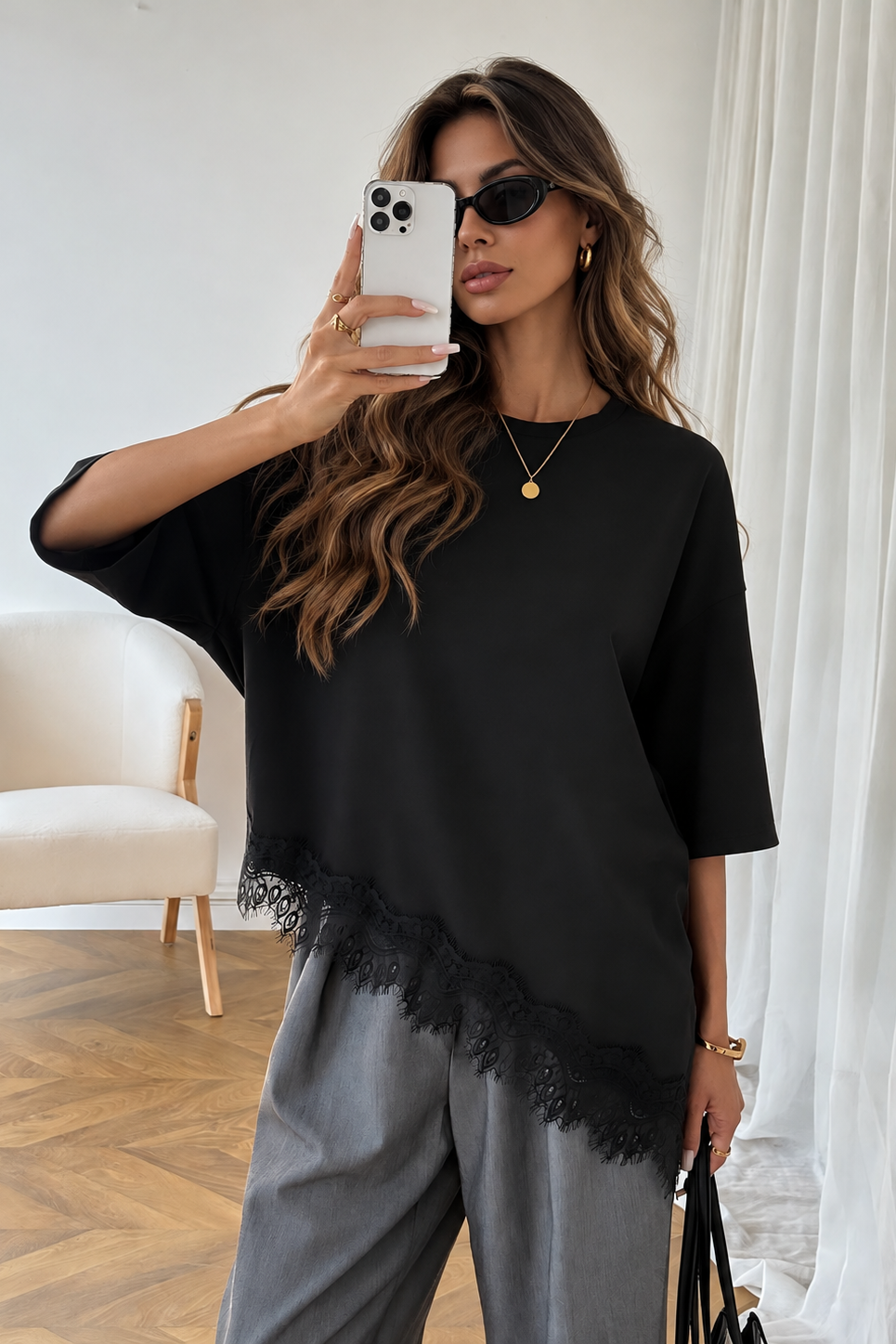 Akacia T-shirt fra Sassy Copenhagen er en feminin og moderne T-shirt på kvinde