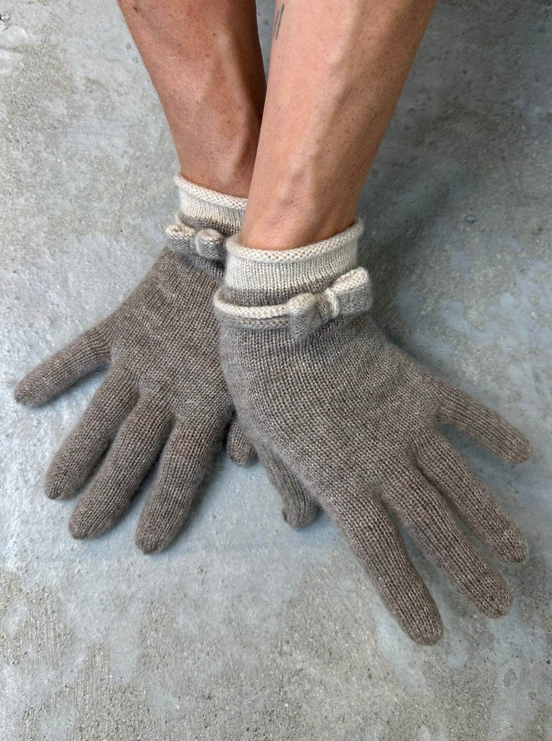 Andcopenhagen Basics vanter i Cashmere i farven Dark coffee