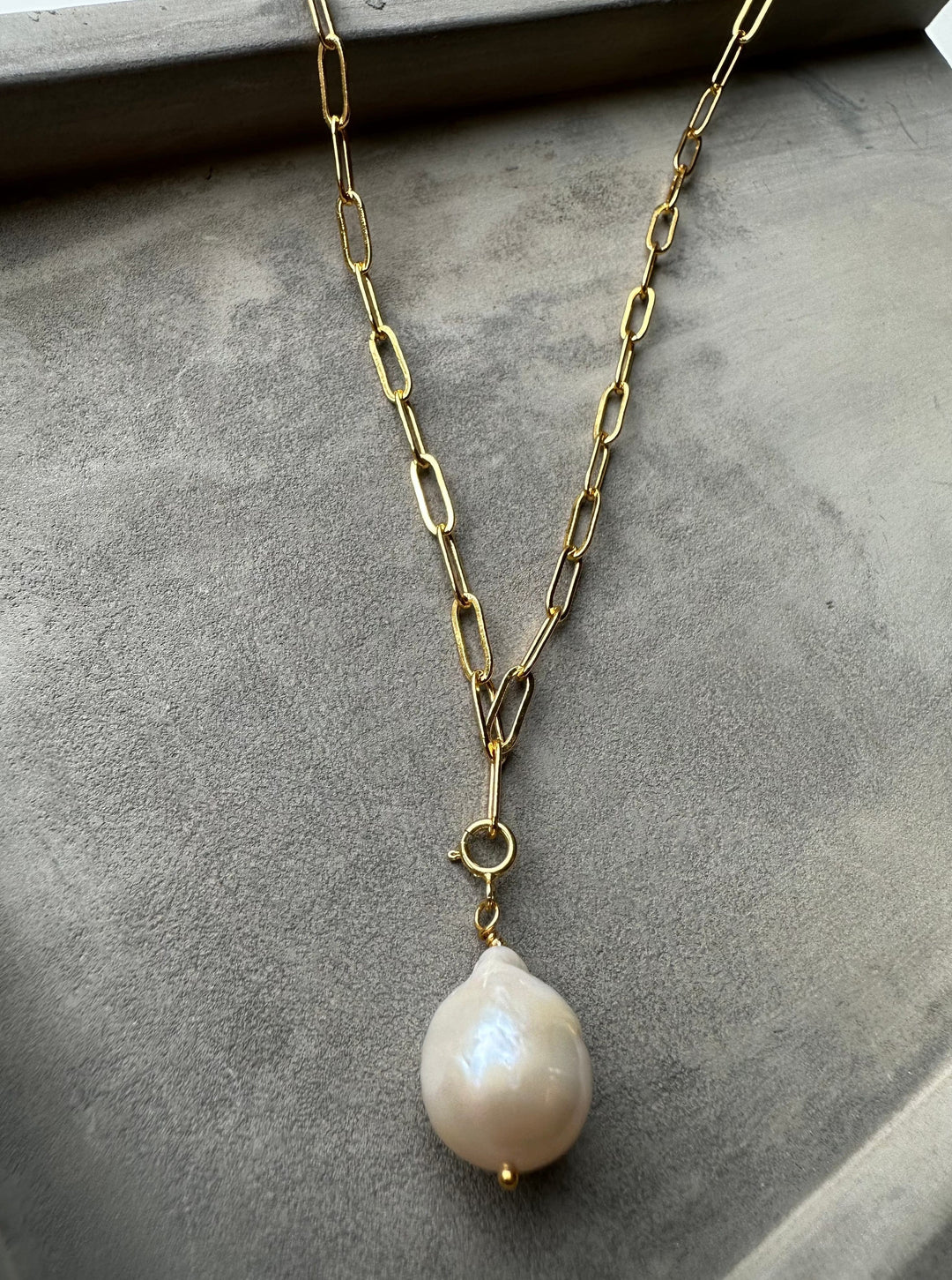 Andcopenhagen Jewelry - Halskæde - 18 karat guldbelagt messing - Baroque perle