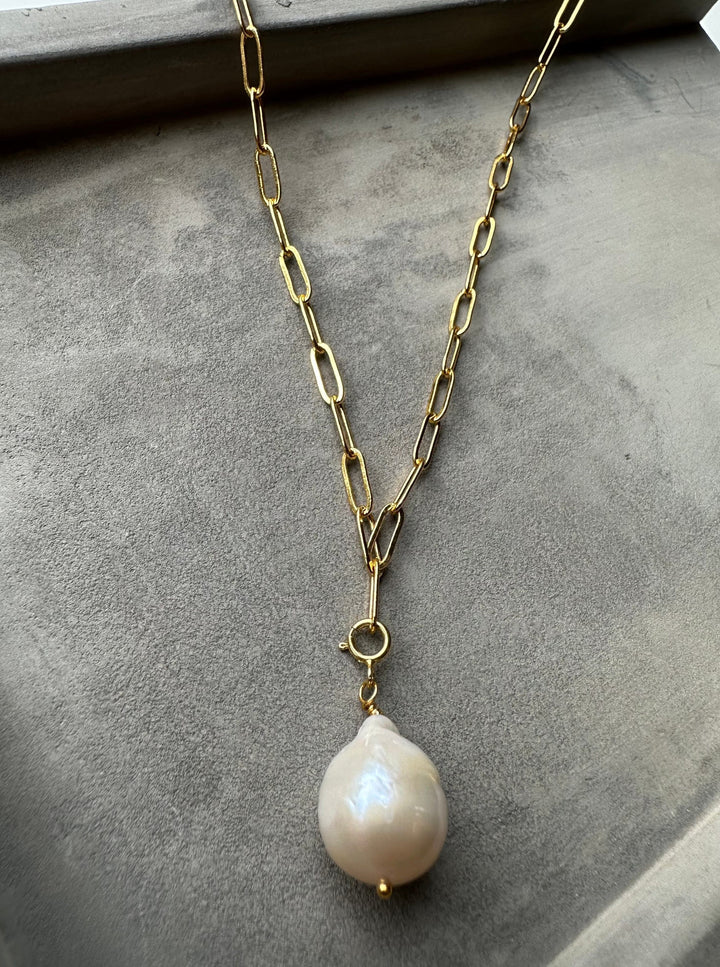 Andcopenhagen Jewelry - Halskæde - 18 karat guldbelagt messing - Baroque perle