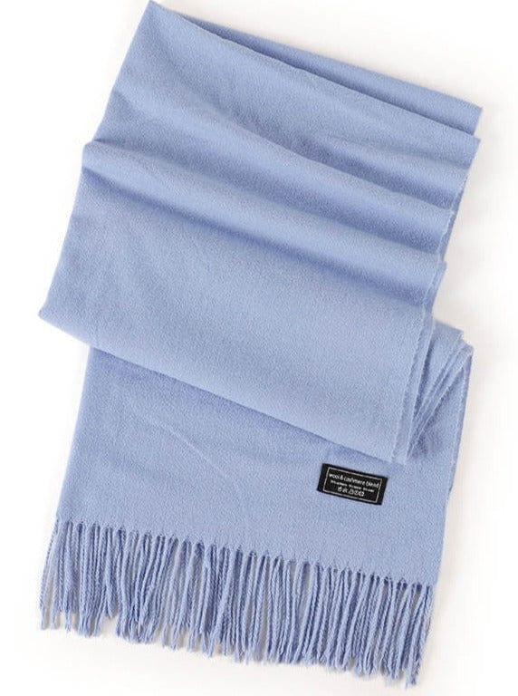 Lyseblåt cashmere tørklæde fra Andcopenhagen Basics med frynser, model Yana.