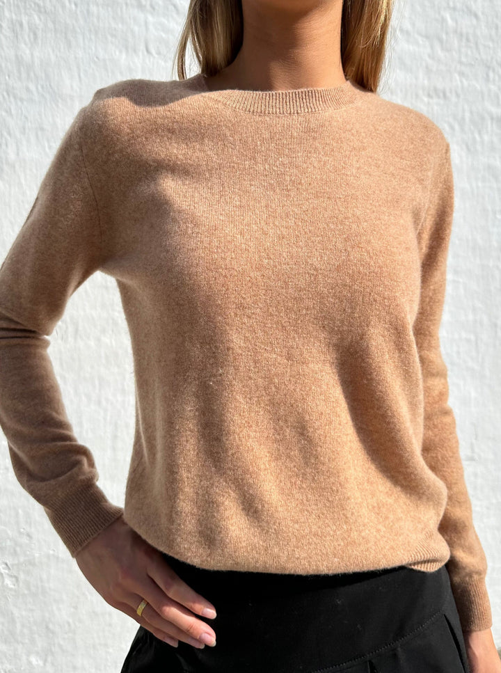 Camel sweater med rund hals og lange ærmer, bæres af model.