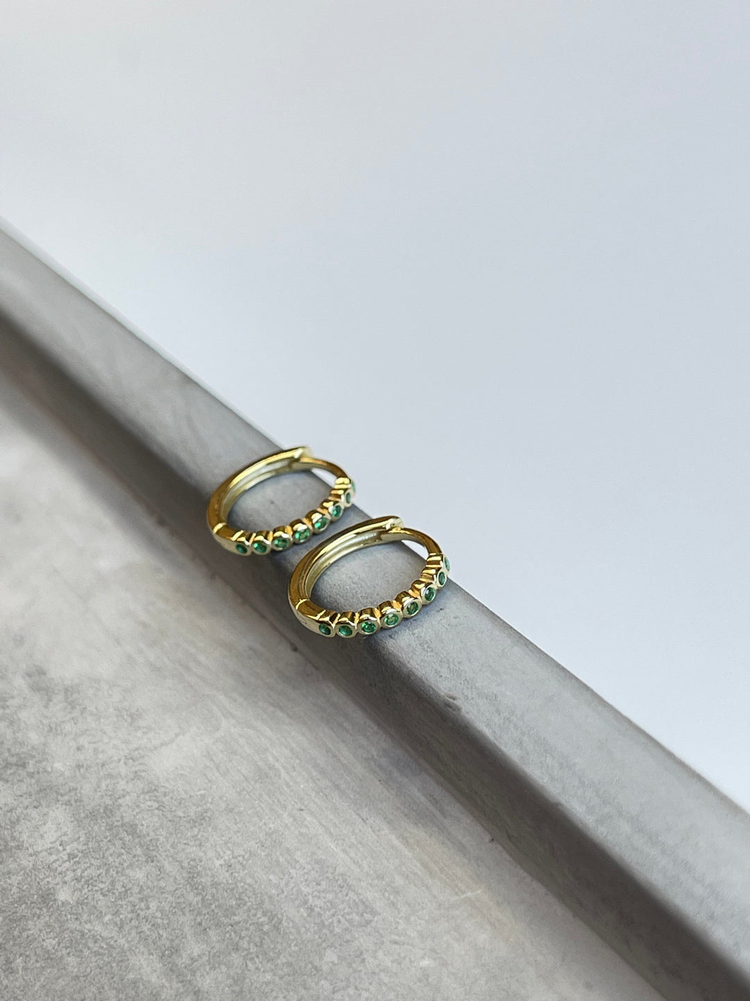 Andcopenhagen Guldøreringe Andcopenhagen - Color dot hoop - Guldbelagte øreringe med grønne sten