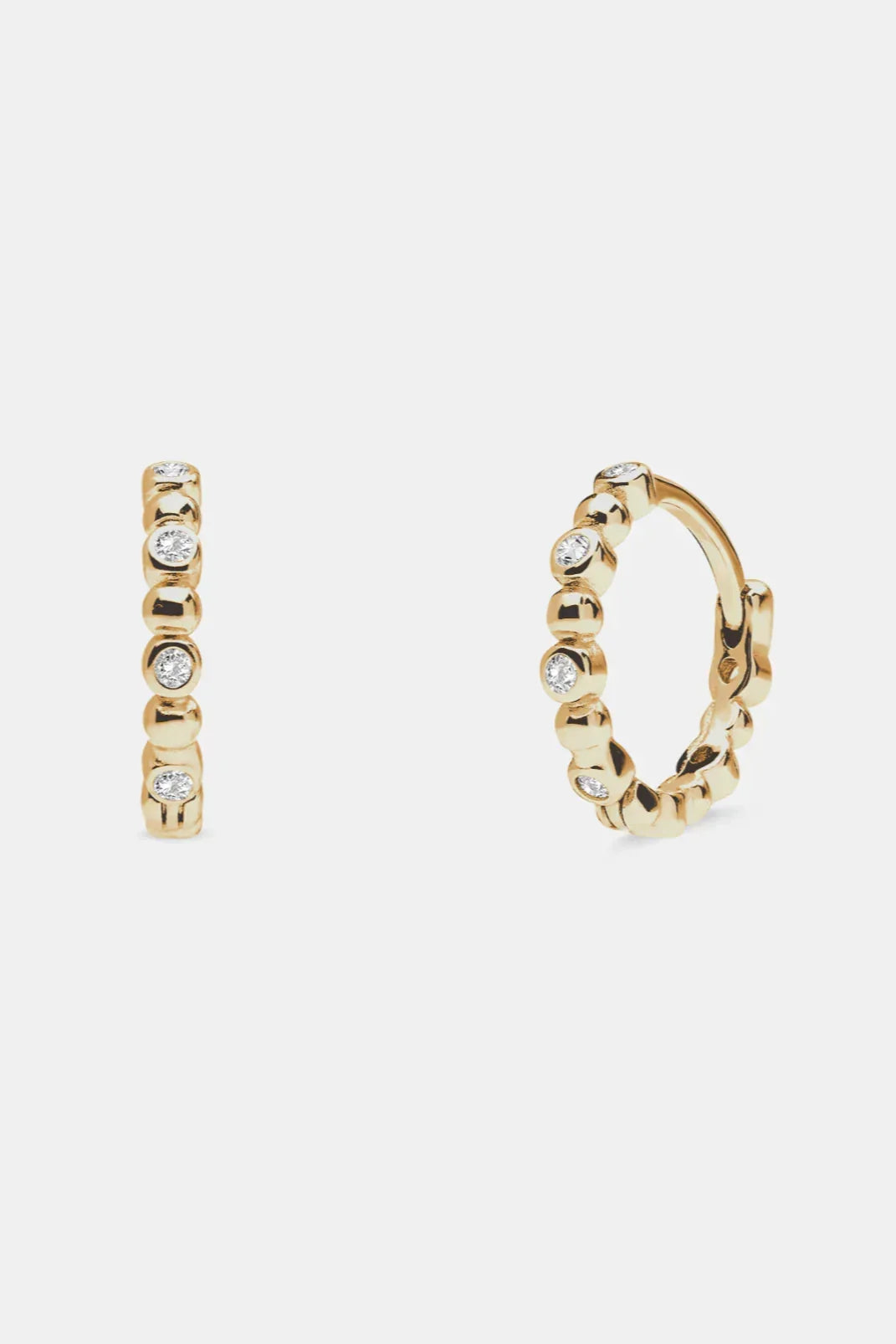 Guldbelagte hoops med runde, skinnende detaljer i 18 karat sterlingsølv fra Andcopenhagen.