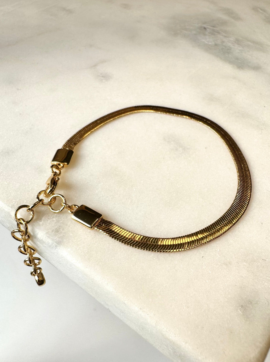 Andcopenhagen Smykker Guld armbånd - flad slange kæde - Gabi  - Andcopenhagen