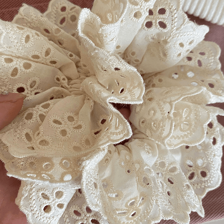 Andcopenhagen Accessories Broderi anglaise scrunchie - Creme hvid - Selma -  Andcopenhagen (Bemærk preorder)