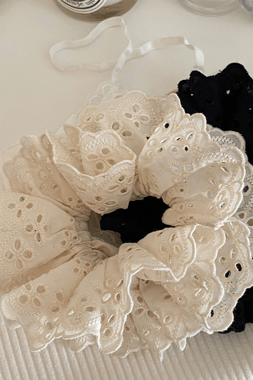 Andcopenhagen Accessories Broderi anglaise scrunchie - Creme hvid - Selma -  Andcopenhagen (Bemærk preorder)