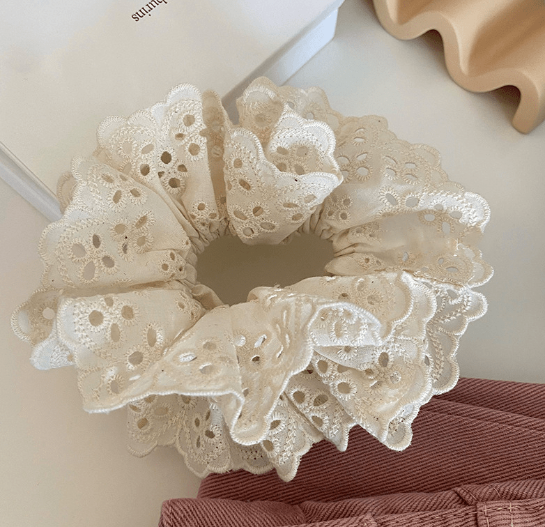 Andcopenhagen Accessories Broderi anglaise scrunchie - Creme hvid - Selma -  Andcopenhagen (Bemærk preorder)