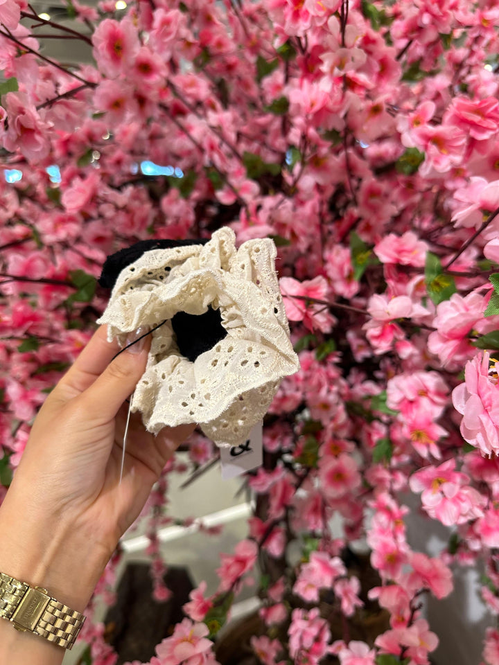 Andcopenhagen Accessories Broderi anglaise scrunchie - Creme hvid - Selma -  Andcopenhagen (Bemærk preorder)