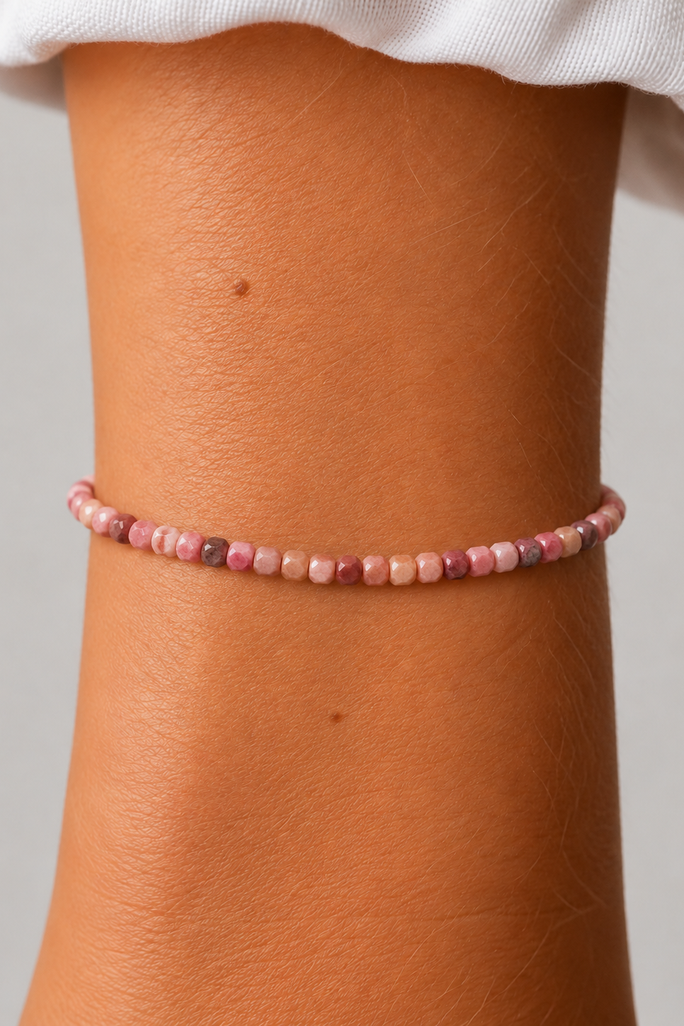 feminint armbånd med små, facetterede perler i rhodonit fra Andcopenhagen