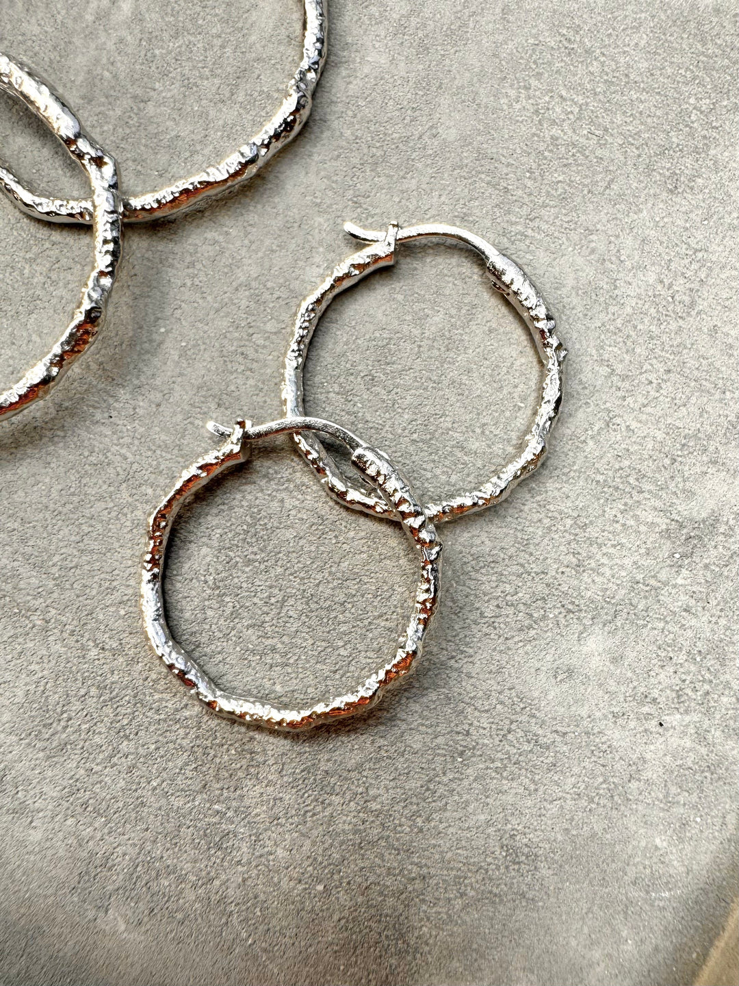 Andcopenhagen Sølvøreringe Hammered hoops small - 925 sterlingsølv- Sicca Silver - Andcopenhagen