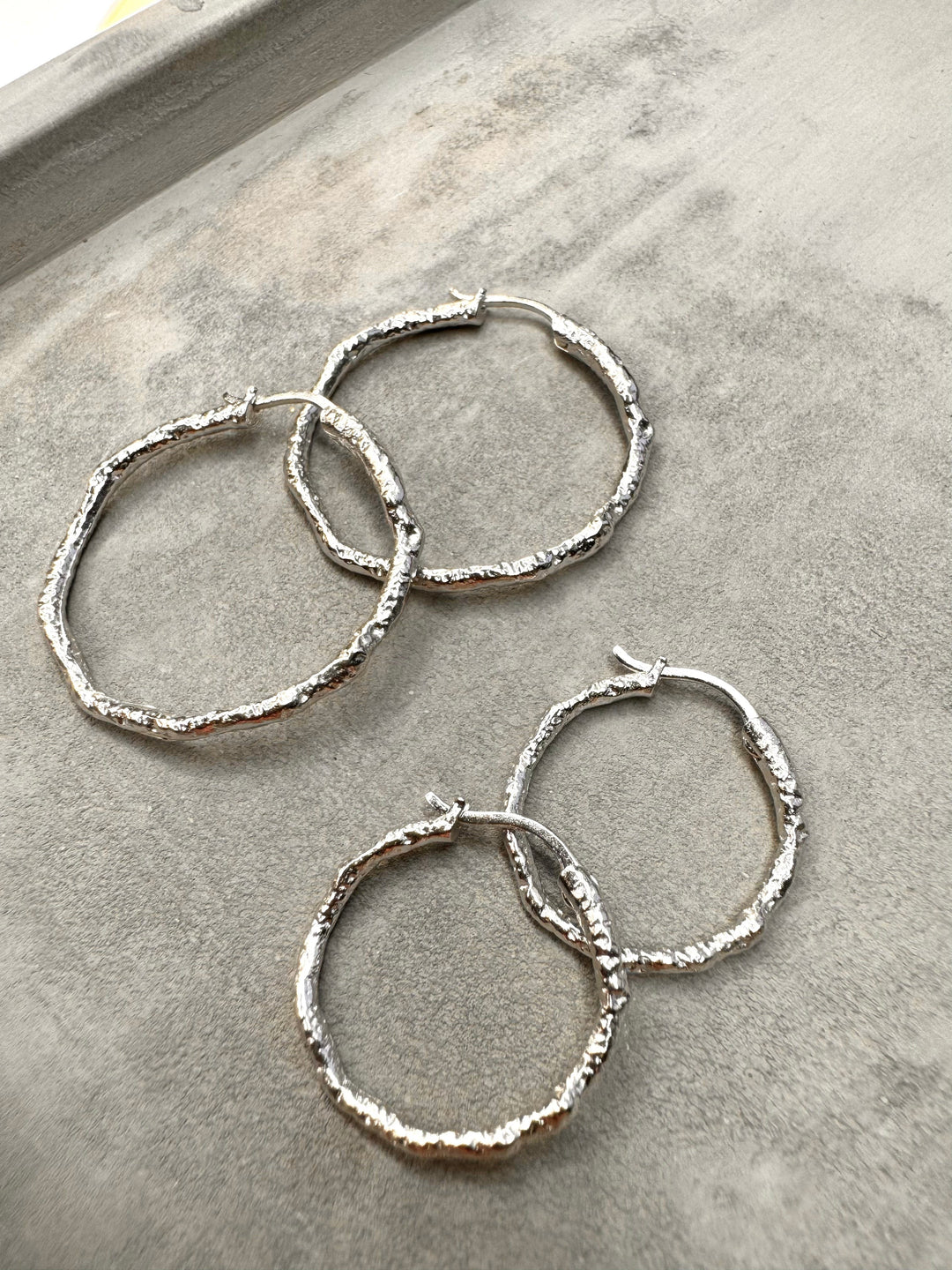 Andcopenhagen Sølvøreringe Hammered hoops small - 925 sterlingsølv- Sicca Silver - Andcopenhagen