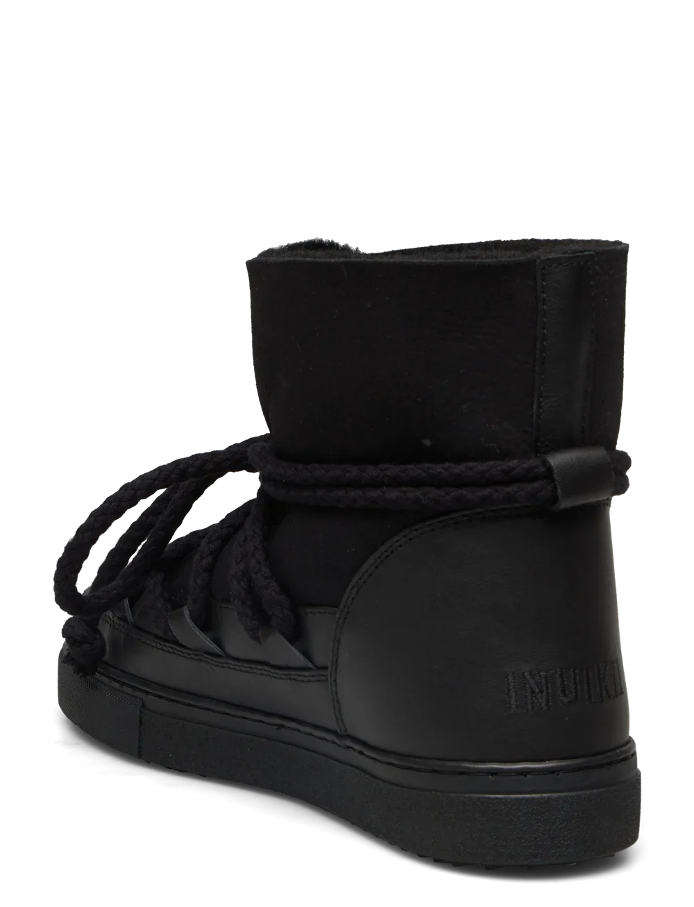 Sort vinterstøvle med højt skaft, tykke snørebånd og flad sål. "INUIKII" ses bagpå støvlen.