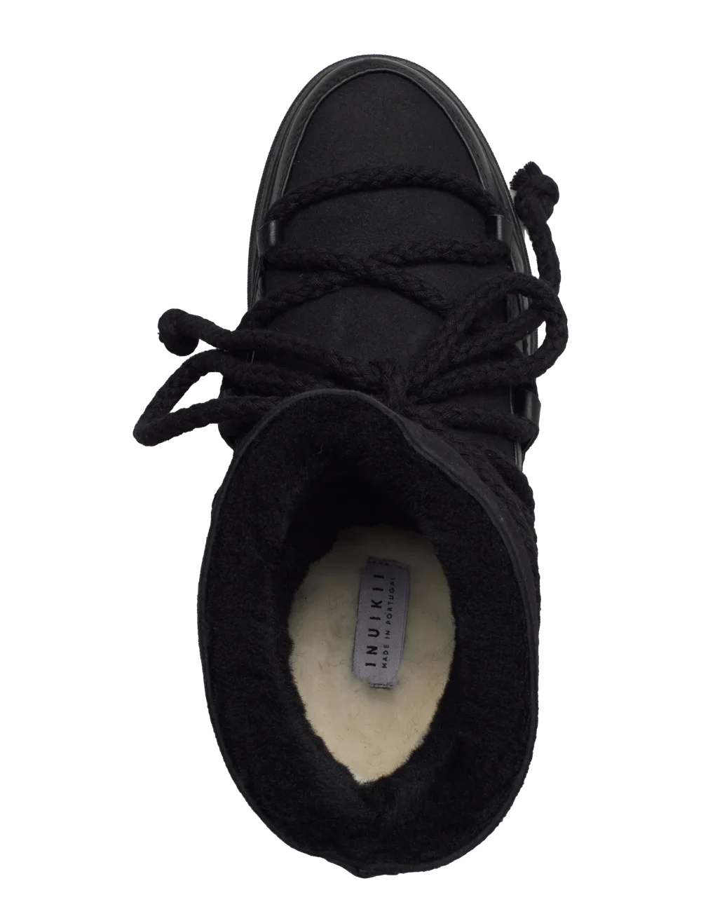 Sort vinterstøvle set oppefra med tykke snørebånd og synlig INUIKII-mærke på indvendig foring.