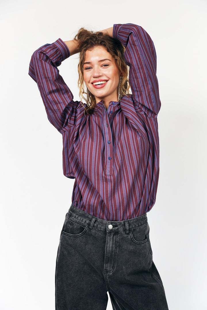 Lollys Laundry AvaLL Jeans in 18 Washed Black, featuring a relaxed fit and crafted from a cotton blend, worn by a model.
