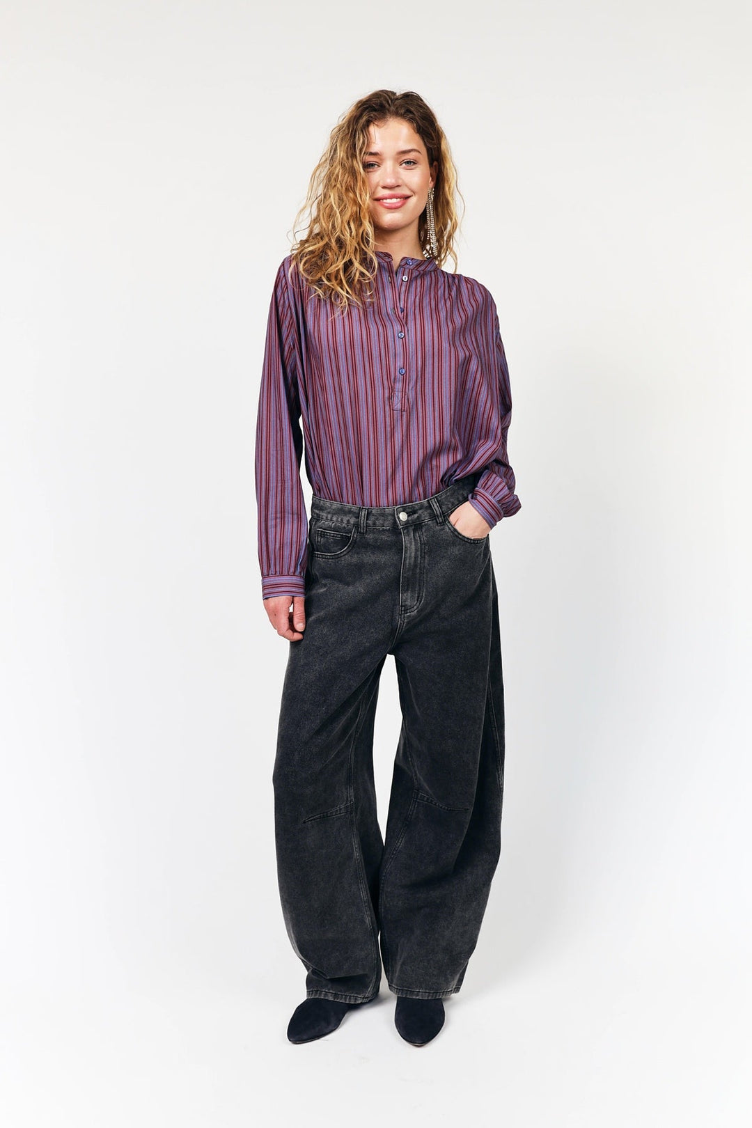 Lollys Laundry AvaLL Jeans in 18 Washed Black, wide-leg fit, made of cotton blend, modeled by a woman wearing a striped shirt