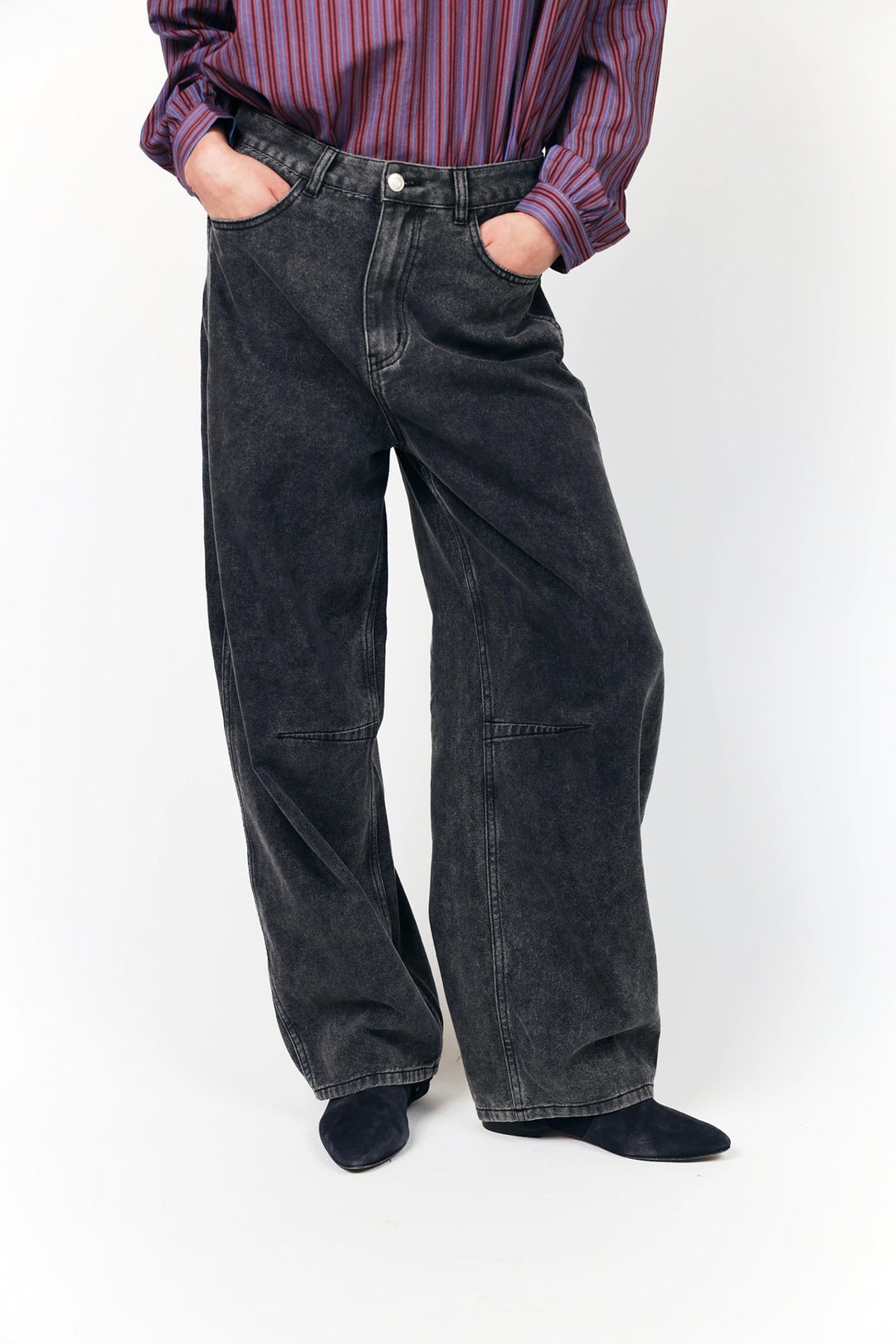 Lollys Laundry AvaLL Jeans in 18 Washed Black, featuring a wide-leg fit, made of cotton blend, worn by a model.