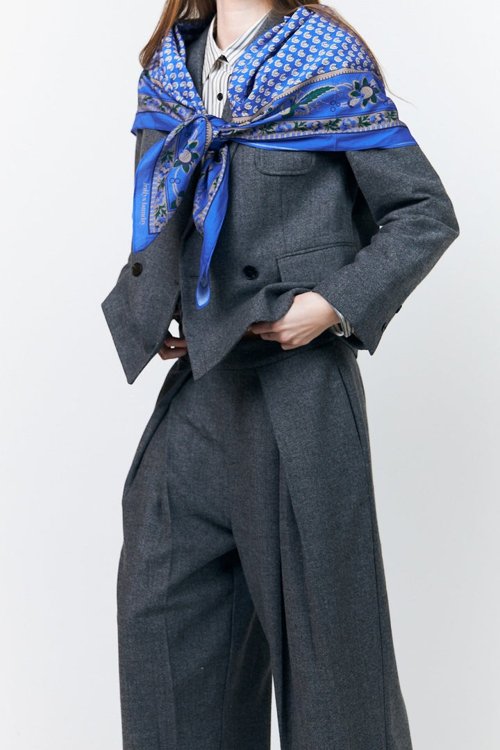 Lollys Laundry JennaLL Big Scarf in blue, made of 100% cotton, styled on a model wearing a gray suit.