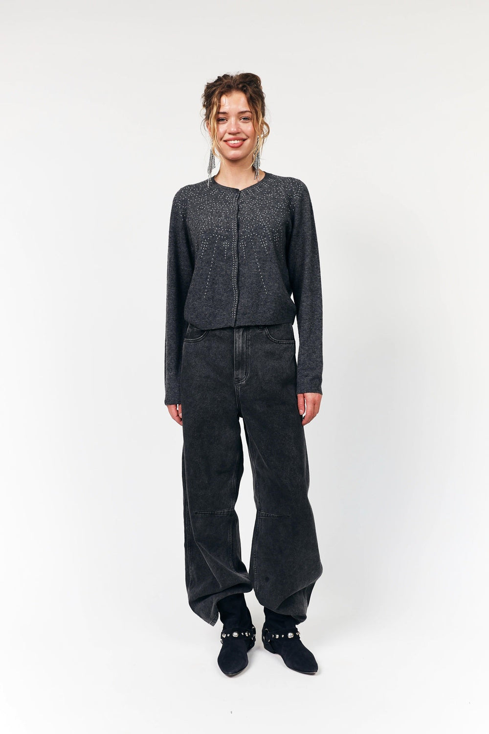 Lollys Laundry JudeLL Knit Cardigan LS in grey melange, worn by a model, featuring long sleeves and a knitted design.