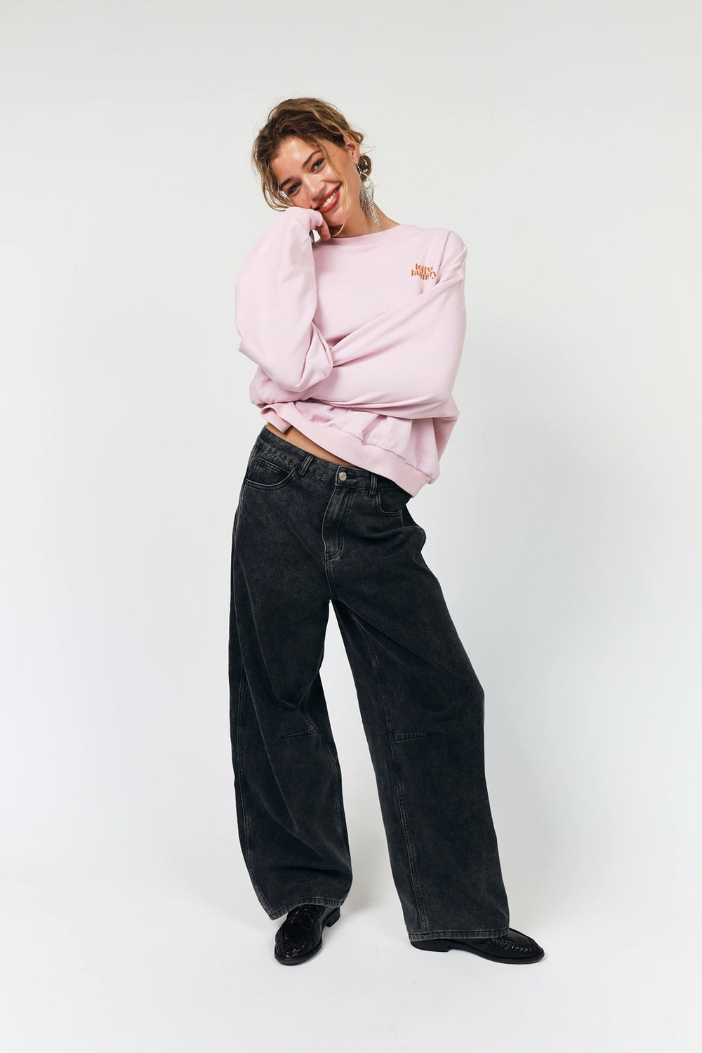 Lollys Laundry SydneyLL Butterfly Sweatshirt LS in light pink, worn by a model, featuring a relaxed fit and embroidered detai