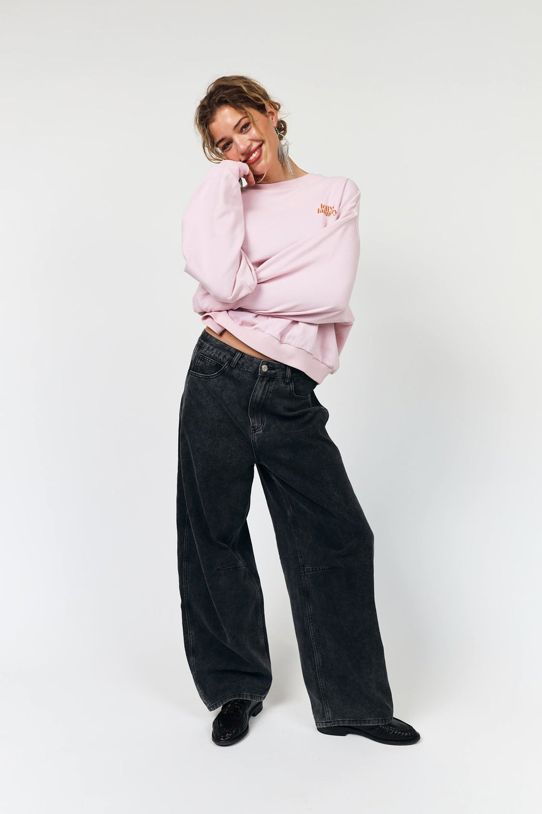 Lollys Laundry SydneyLL Butterfly Sweatshirt LS in light pink, worn by a model, featuring a relaxed fit and embroidered detai