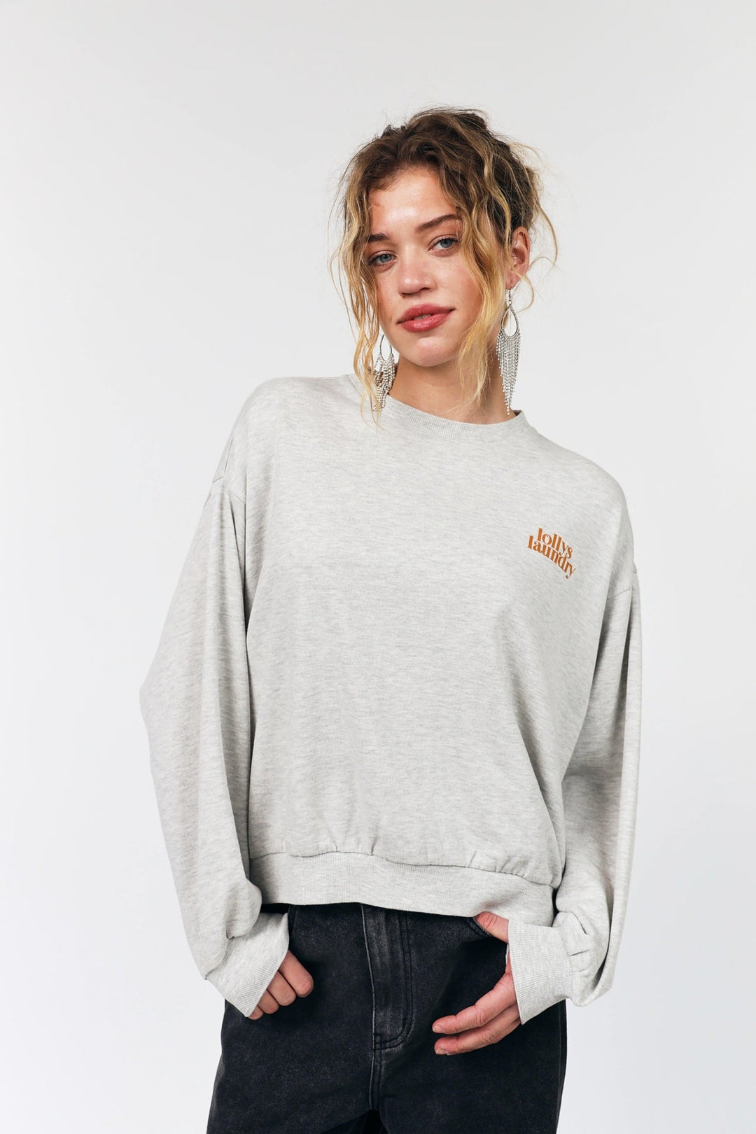 Lollys Laundry SydneyLL Butterfly Sweatshirt LS in light grey melange, worn by a model, featuring a relaxed fit and embroider