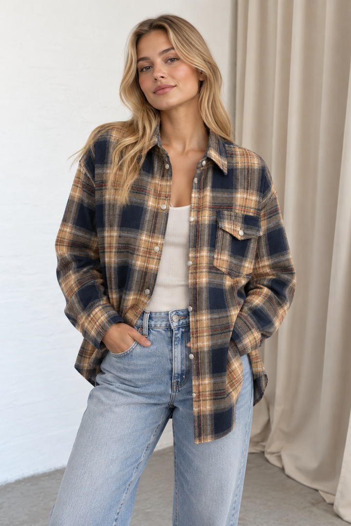 Monique fra Sassy Copenhagen kommer her i en varm ternet farvekombination med navy, beige og camel på kvinde
