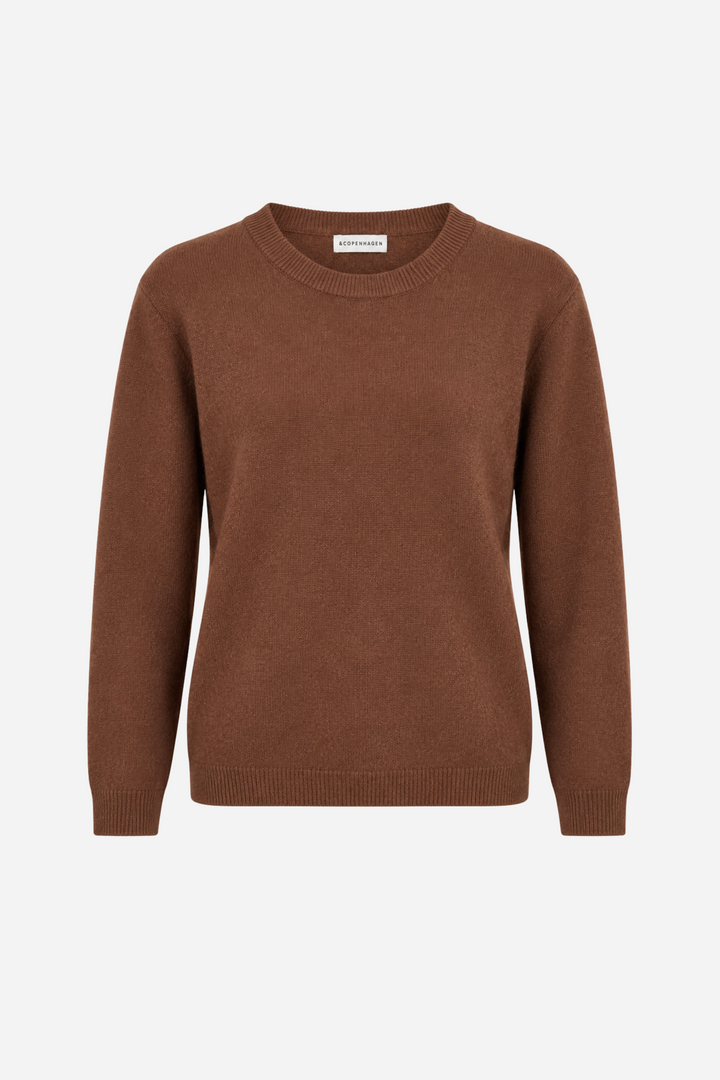 Lækker og blød cashmere-sweater fra Andcopenhagen i en smuk rødbrun nuance
