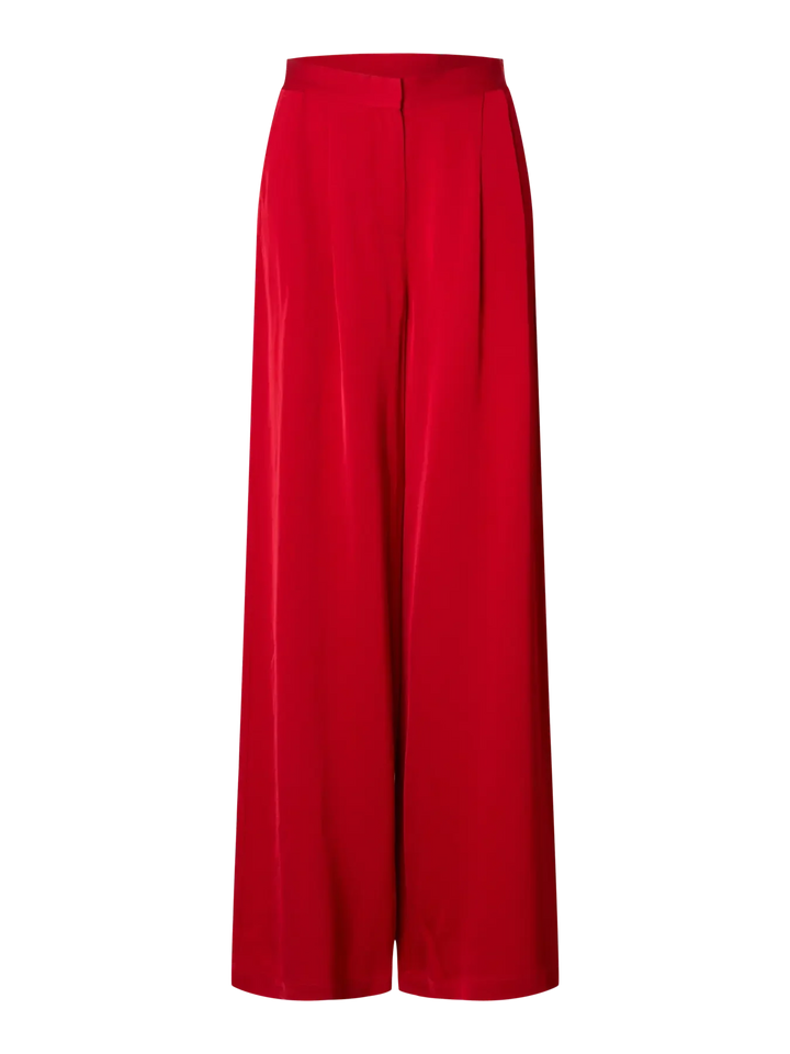 Røde bukser med brede ben og en tilpasset talje. Designet er elegant og moderne.