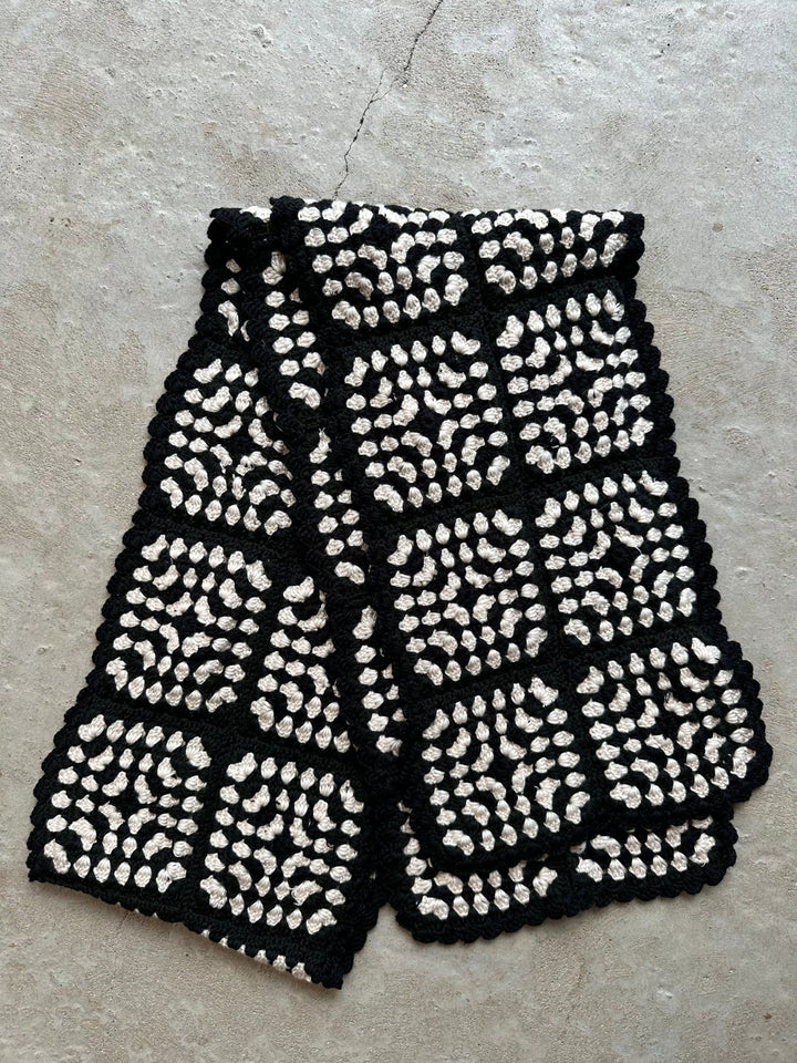 Sassy Copenhagen Accessories Hæklet slumre tørklæde - Crochet Sort/hvid- Sassy Copenhagen
