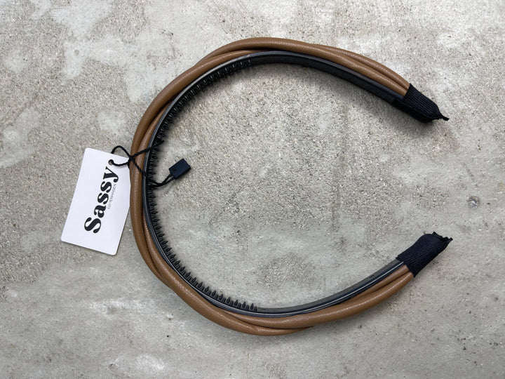 Sassy Copenhagen - Flettet læder Hårbøjle - Signe smal Cognac - Stilkompagniet.dk
