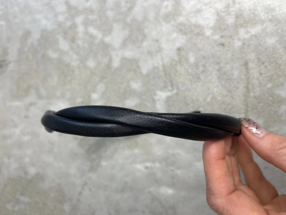 Sassy Copenhagen - Flettet læder Hårbøjle - Signe smal Sort - Stilkompagniet.dk