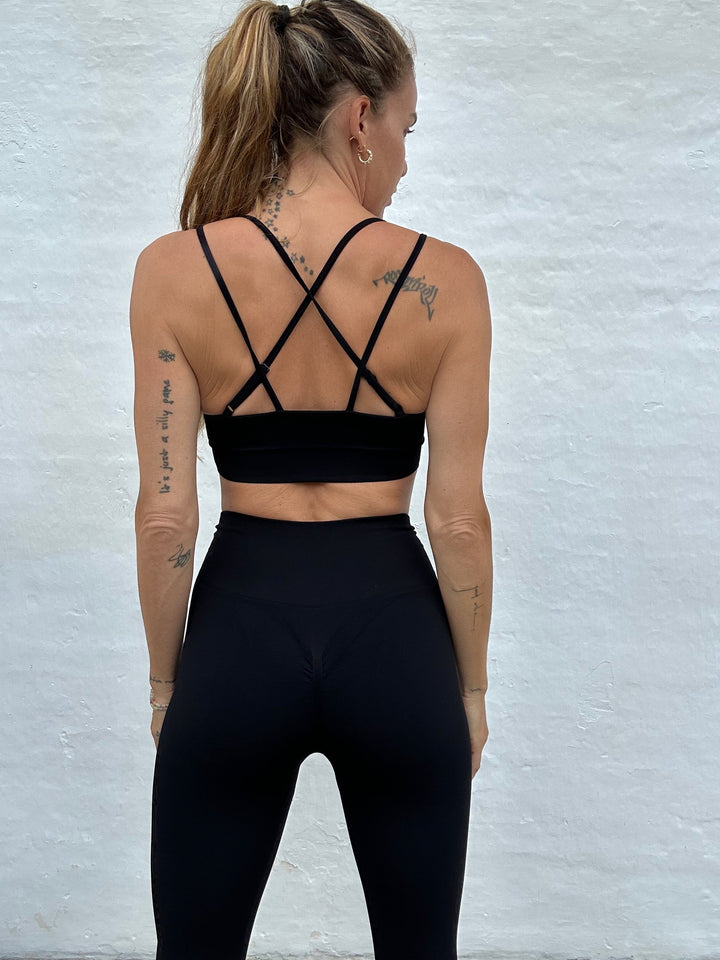 Sassy Copenhagen fitness Sort Yoga sæt med justerbare kryds stropper - Fitness shape sæt - Sassy