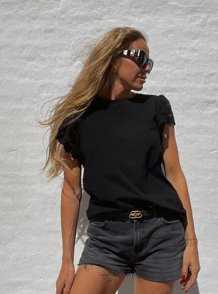 Sassy Copenhagen t-shirts & toppe Boxy t-shirt med blonder - Sort - Mia - Sassy Copenhagen