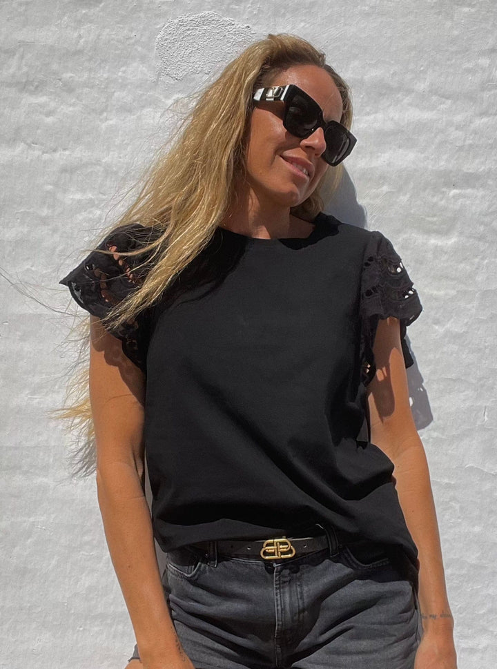 Sassy Copenhagen t-shirts & toppe Boxy t-shirt med blonder - Sort - Mia - Sassy Copenhagen