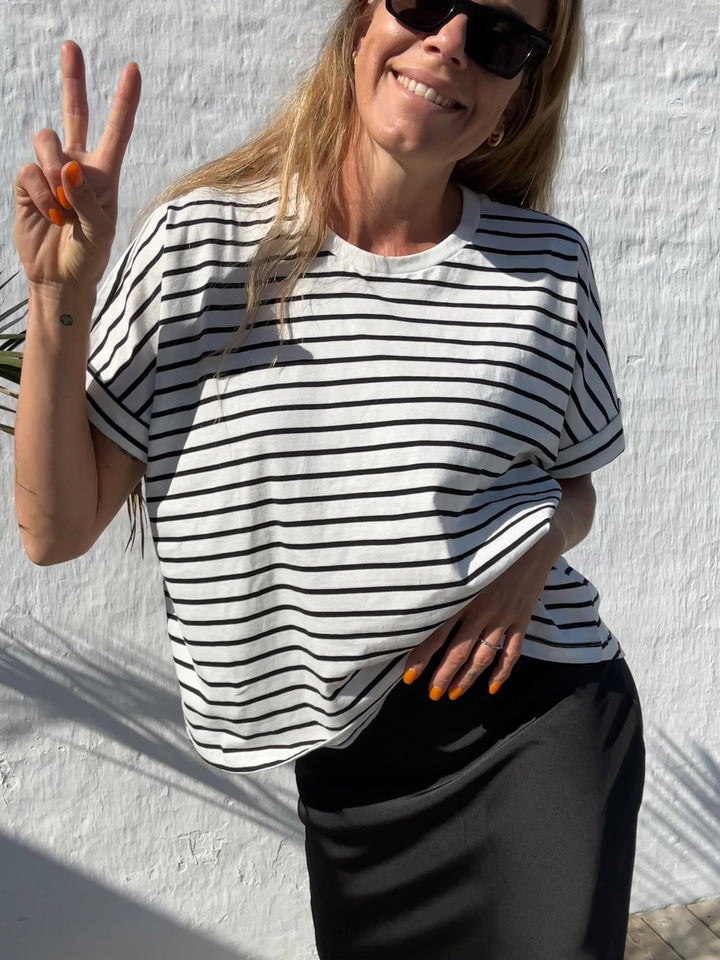 Sassy Copenhagen t-shirts & toppe Sassy Copenhagen Bille - stribet oversize tshirt - sort og hvid