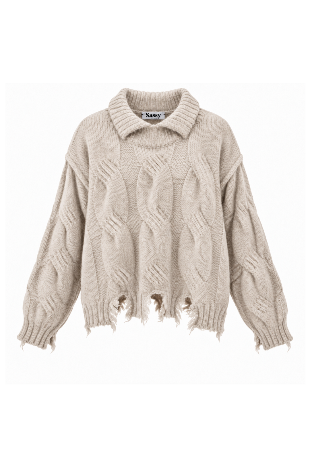 Karla strik fra Sassy Copenhagen er en chunky striktrøje med et markant kabelmønster og et moderne, afslappet udtryk i beige melange