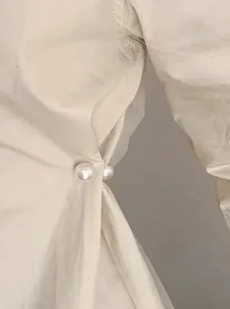 Perle Nål - Cille fra Andcopenhagen Jewelry brugt som elegant spænde til tøj på lys skjorte.