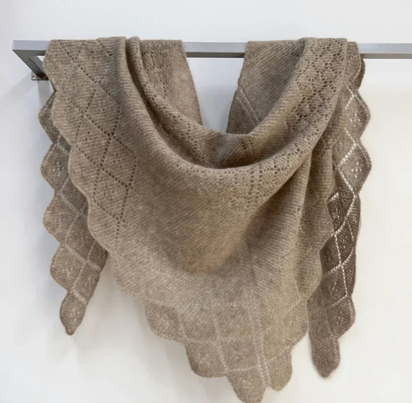 Stort khaki trekantet cashmere tørklæde med mønster, hængende på en stang.