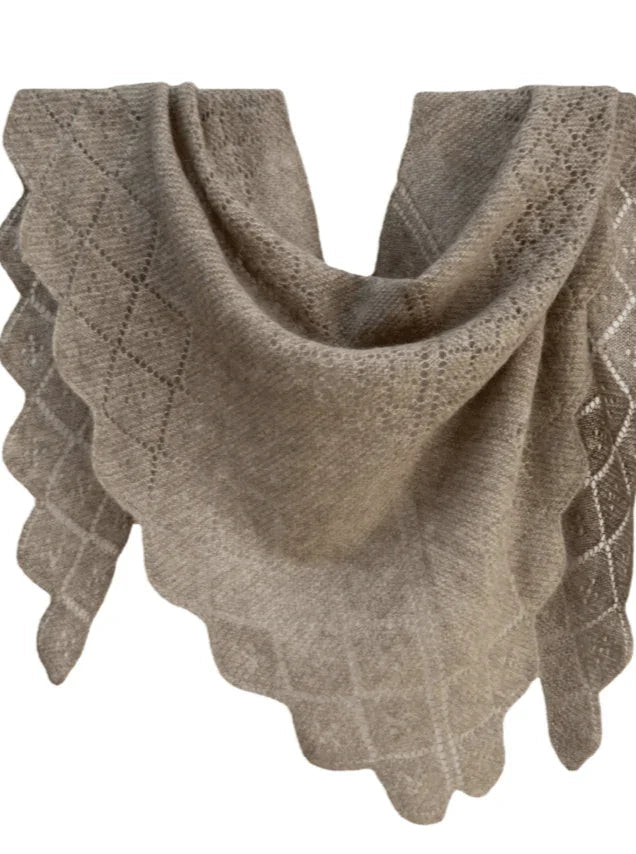 Stort trekantet cashmere tørklæde i khaki fra Andcopenhagen Basics med hulmønster.