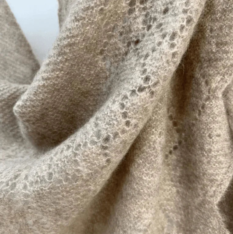 Nærbillede af Andcopenhagen Basics Triangle trinity cashmere tørklæde i khaki, 100% cashmere.