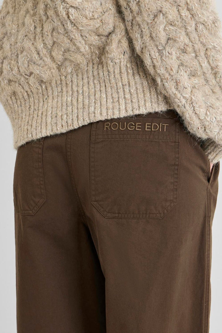 Vila ROUFIONA HW W/F F/L TROUSER in dark brown cotton fabric, featuring a wide-leg fit, shown in a close-up detail shot.
