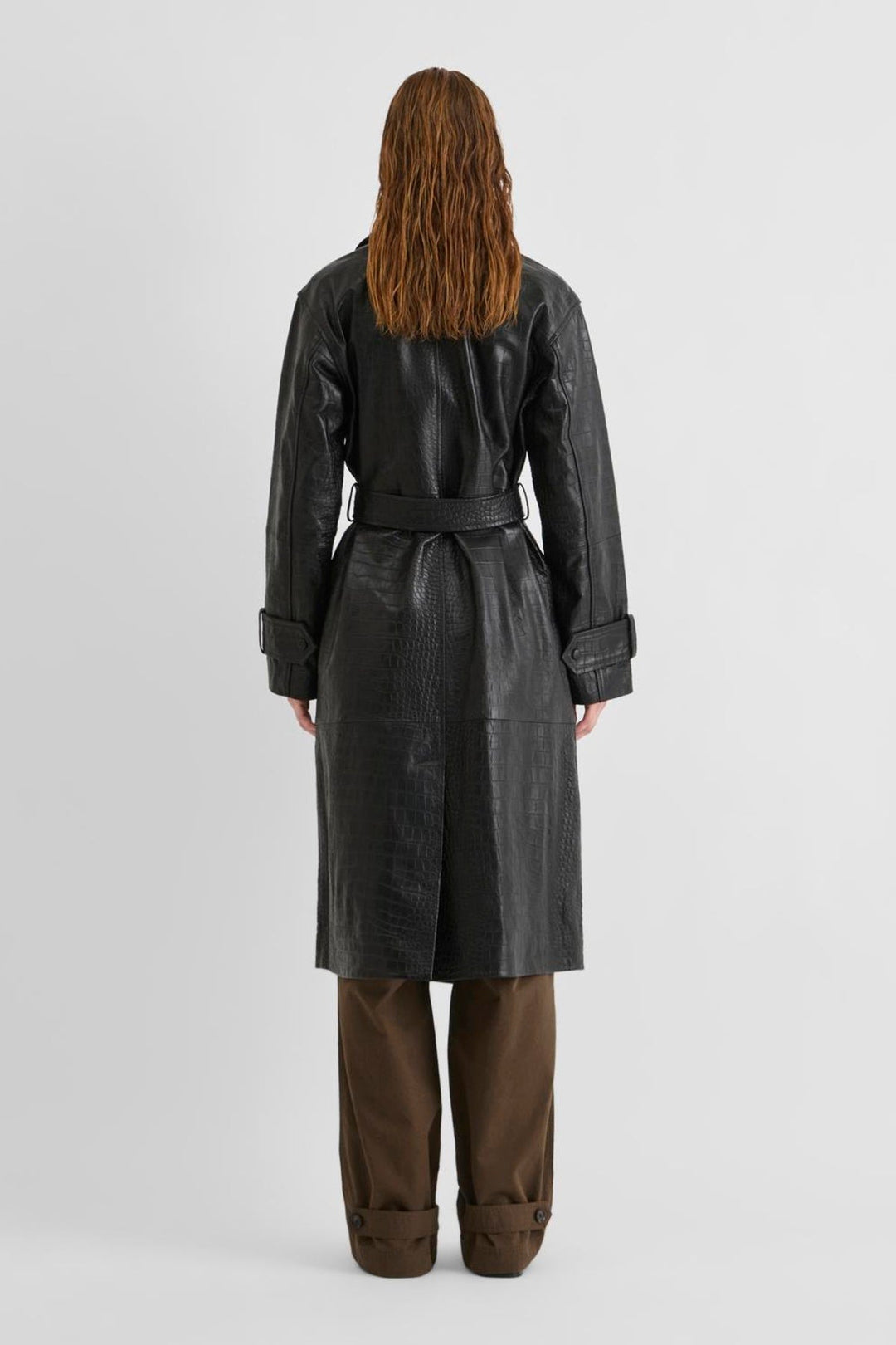 Vila ROUMAYA long sleeve oversized leather coat in meteorite color, shown from the back on a model.