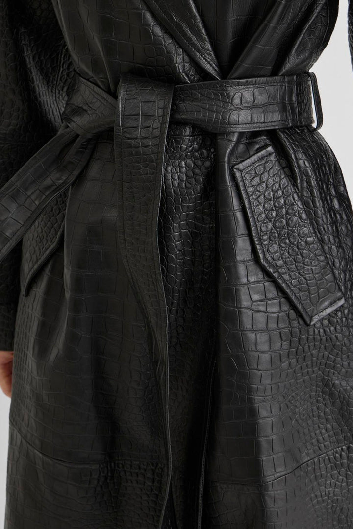 Vila ROUMAYA long-sleeve oversized leather coat in meteorite color, featuring a crocodile texture and a belted waist, detail