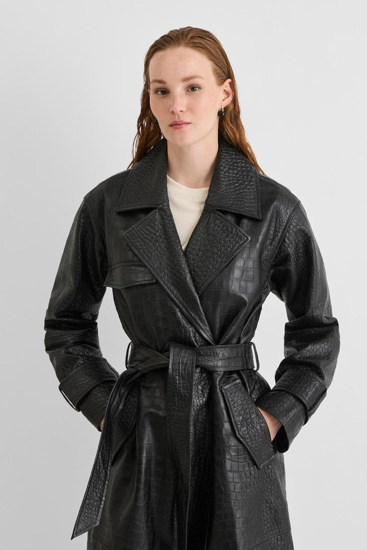 Vila ROUMAYA long-sleeve oversized leather coat in meteorite color, featuring a textured pattern and belted waist, worn by a
